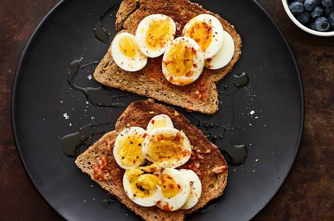 images 2025 08 01T205243.515 सकाळच्या नाश्त्यासाठी 10 हेल्दी आणि एनर्जी देणारे पदार्थ