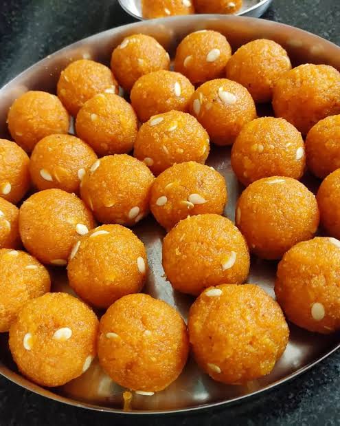 images 2025 08 19T213056.867 गणपती बाप्पाला आवडणारे 10 नैवेद्य पदार्थ | मोदक, लाडू, श्रीखंड आणि आणखी खास प्रसाद