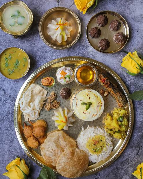 images 2025 08 19T213604.038 गणपती बाप्पाला आवडणारे 10 नैवेद्य पदार्थ | मोदक, लाडू, श्रीखंड आणि आणखी खास प्रसाद