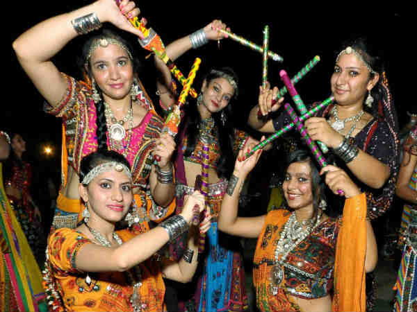 गरबा आणि दांडिया नृत्य: इतिहास, सांस्कृतिक महत्त्व आणि नवरात्रीतील उत्सव 3 27 1474962864 6 1 गरबा आणि दांडिया नृत्य: इतिहास, सांस्कृतिक महत्त्व आणि नवरात्रीतील उत्सव