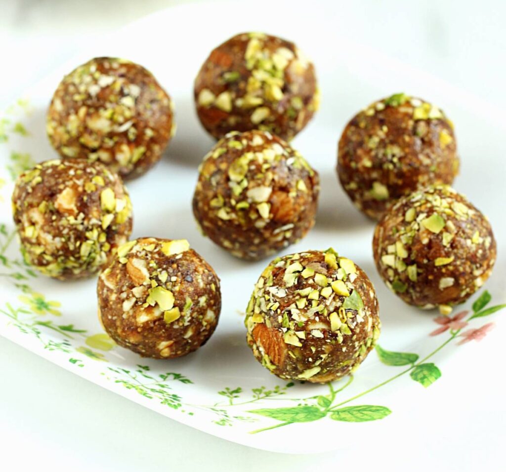 dry fruits laddu 1 घरच्या घरी ड्रायफ्रूट्स मिठाई बनवण्याच्या 8 सोप्या रेसिपीज