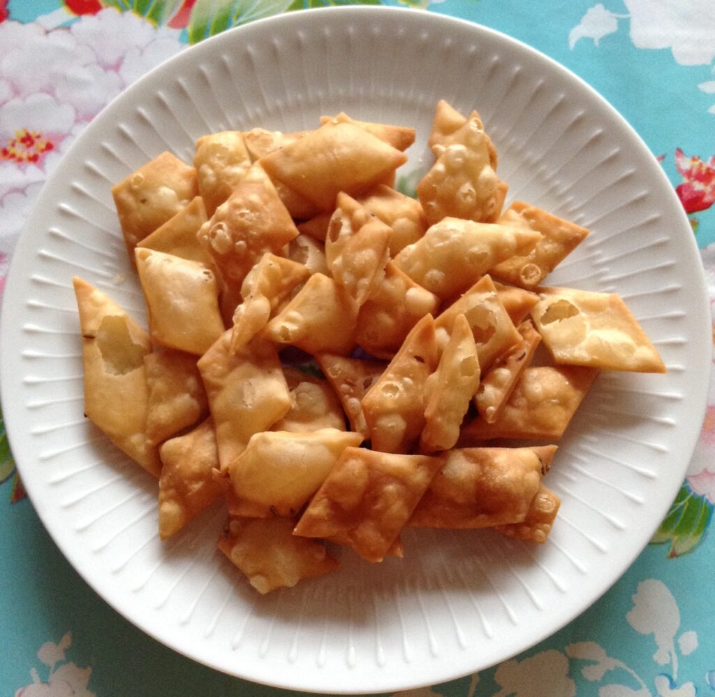 namak pare 1 10 सोपे आणि झटपट दिवाळी फराळ पदार्थ | Diwali Snacks Recipes Marathi