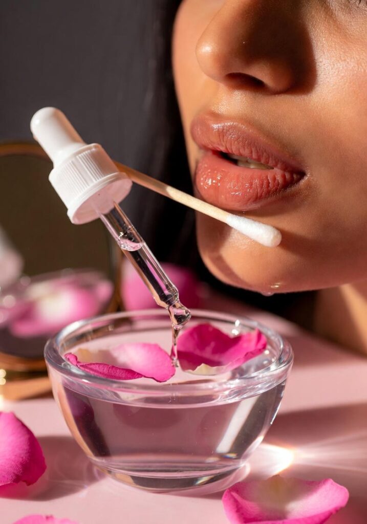 57b26e76 17d7 4743 af58 b9baee340b79 हिवाळ्यात ओठ फाटू नयेत यासाठी 10 नैसर्गिक उपाय