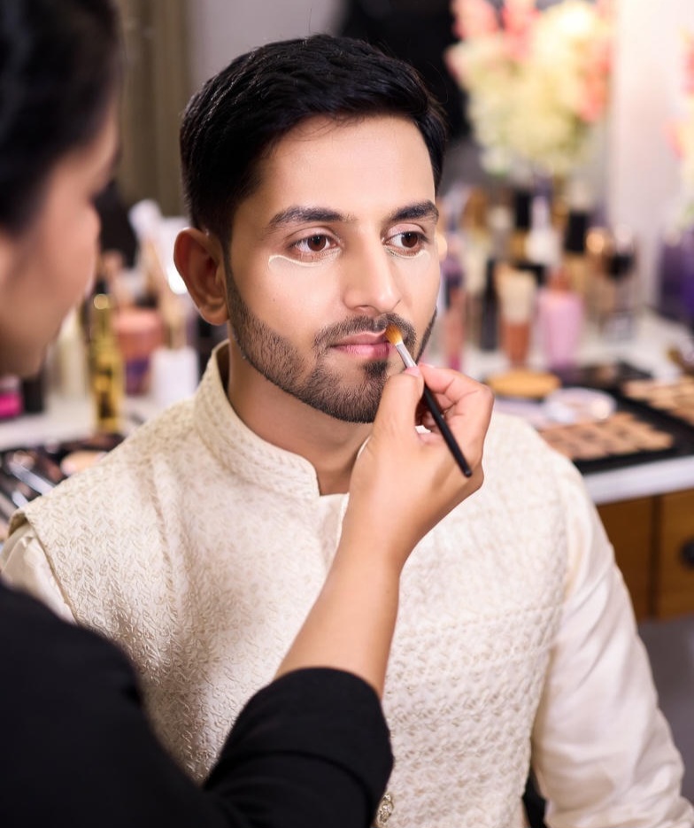 f98b1aed 8581 4754 893e 6fd2e8eca7b4 लग्नाच्या दिवशी वरांनी कसे दिसावे परफेक्ट? जाणून घ्या सर्वात 14 प्रभावी वरासाठी ग्रूमिंग टिप्स