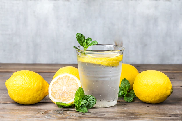 रोगप्रतिकारक शक्ती वाढवणारे 10 घरगुती पेय 10 homemade lemonade with fresh lemon mint 1205 724 रोगप्रतिकारक शक्ती वाढवणारे 10 घरगुती पेय